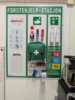 hms-tavle-eget-design-logo-med-førstehjelps-produkter-nodnummer-hlr-hjertestarter-skreddersydd-førstehjelp-stasjon
