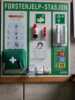 hms-tavle-eget-design-logo-med-førstehjelps-produkter-nodnummer-hlr-hjertestarter-skreddersydd-førstehjelp-stasjon