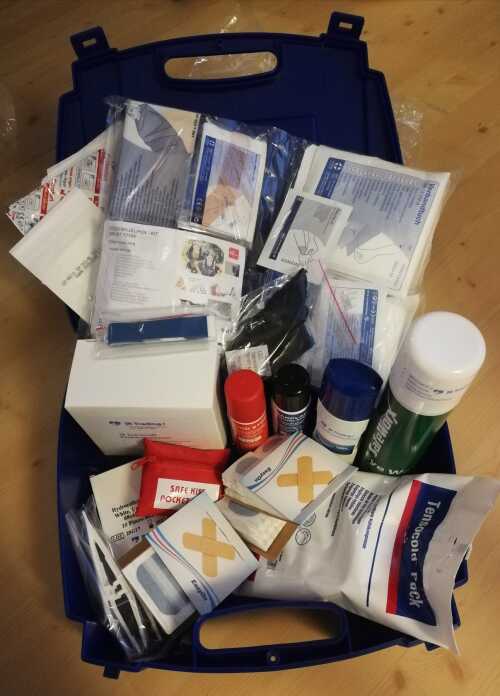 Stor førstehjelpskoffert med veggfeste